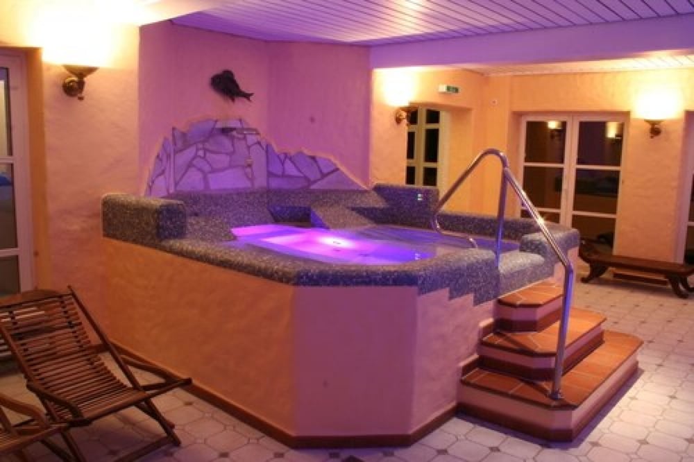 Indoor spa tub