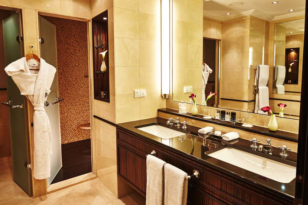 Steigenberger Frankfurter Hof, Frankfurt, Germany - Grand Deluxe room bathroom