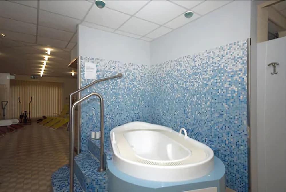 Indoor spa tub