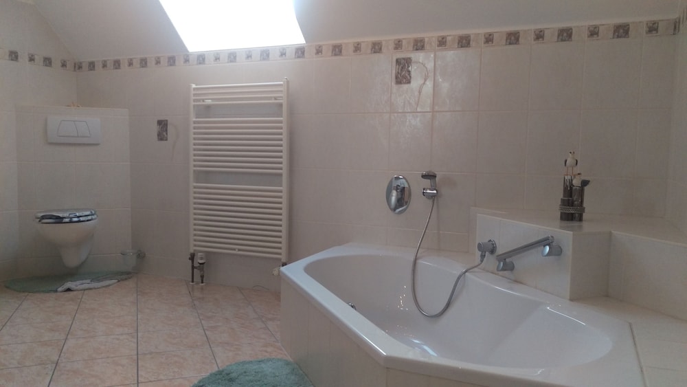Deep soaking bathtub