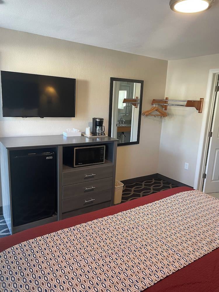 Embassy Inn Motel - photo 4