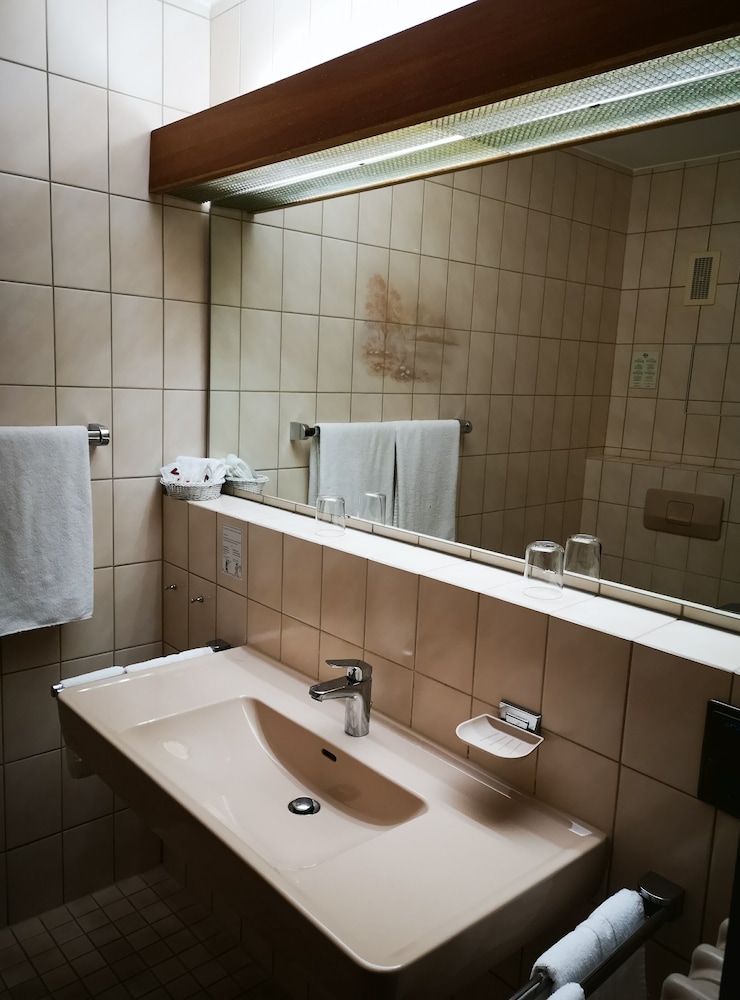 Bathroom sink