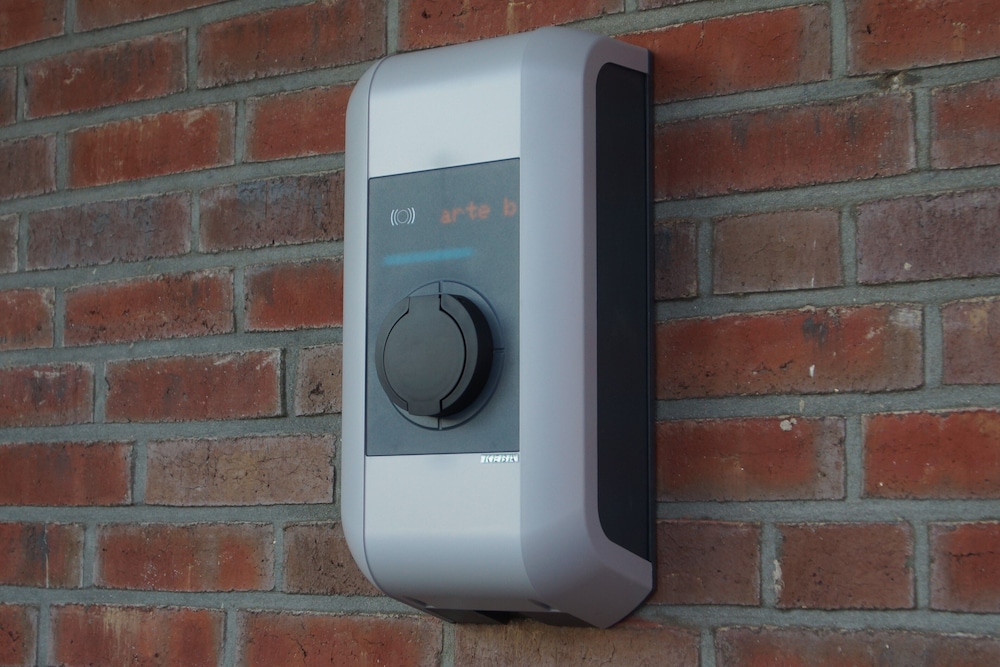 Electric vehicle charging station