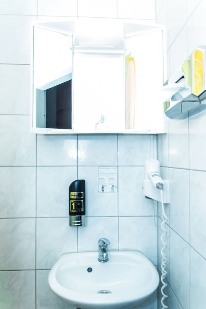 Bathroom sink