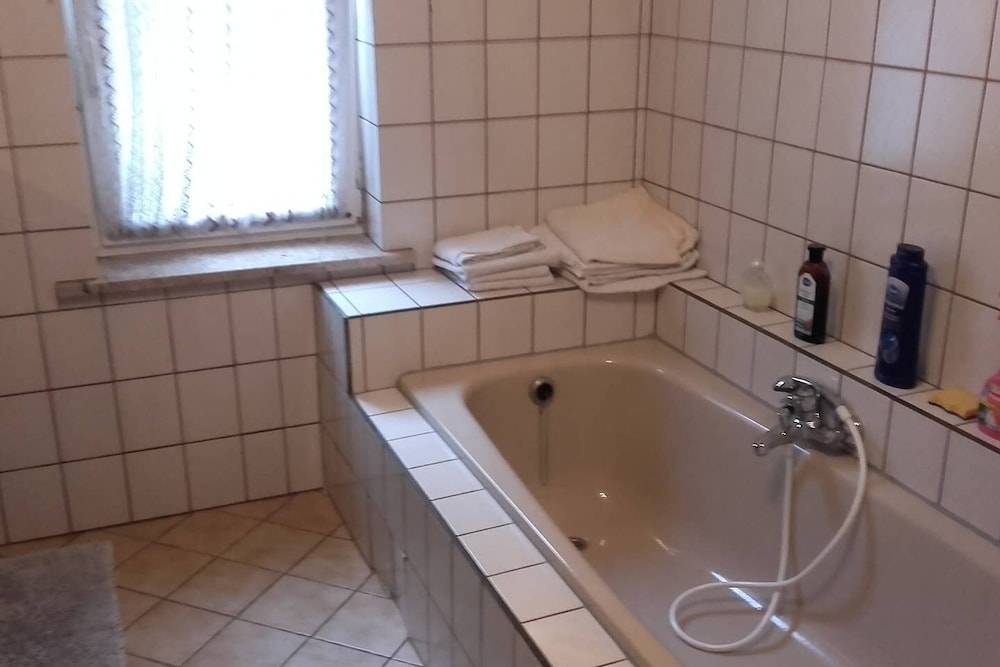 Deep soaking bathtub