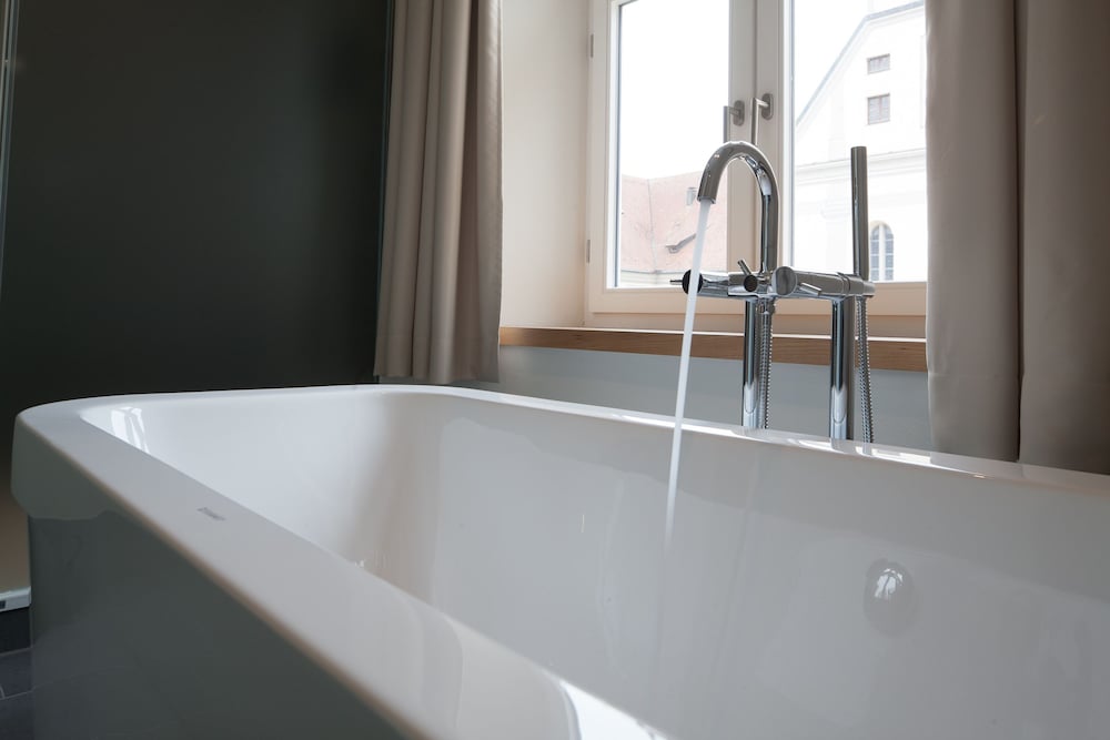 Deep soaking bathtub