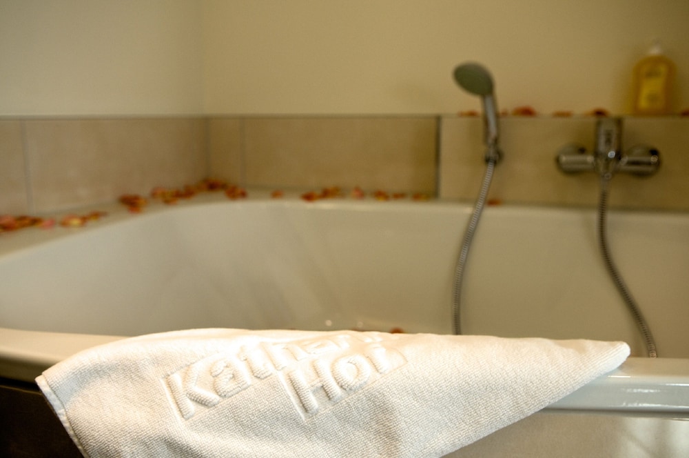 Deep soaking bathtub