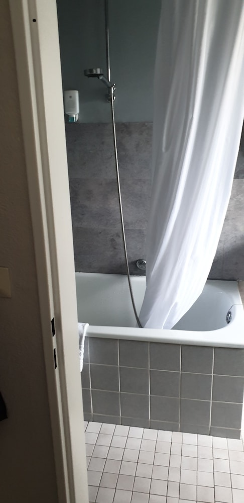 Deep soaking bathtub