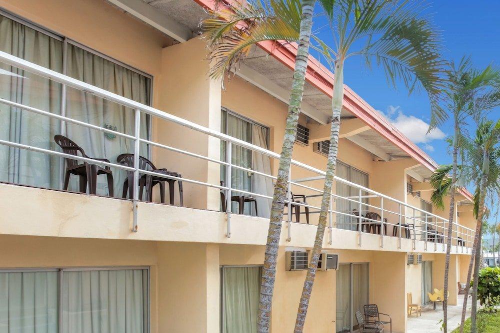 Camelot Waterfront Inn - photo 2