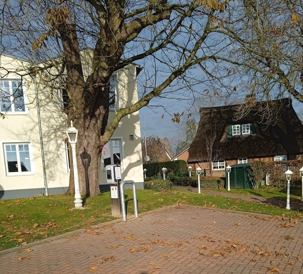 Electric vehicle charging station