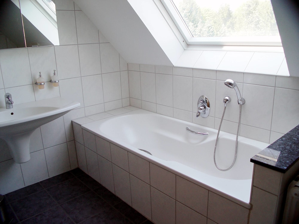 Deep soaking bathtub