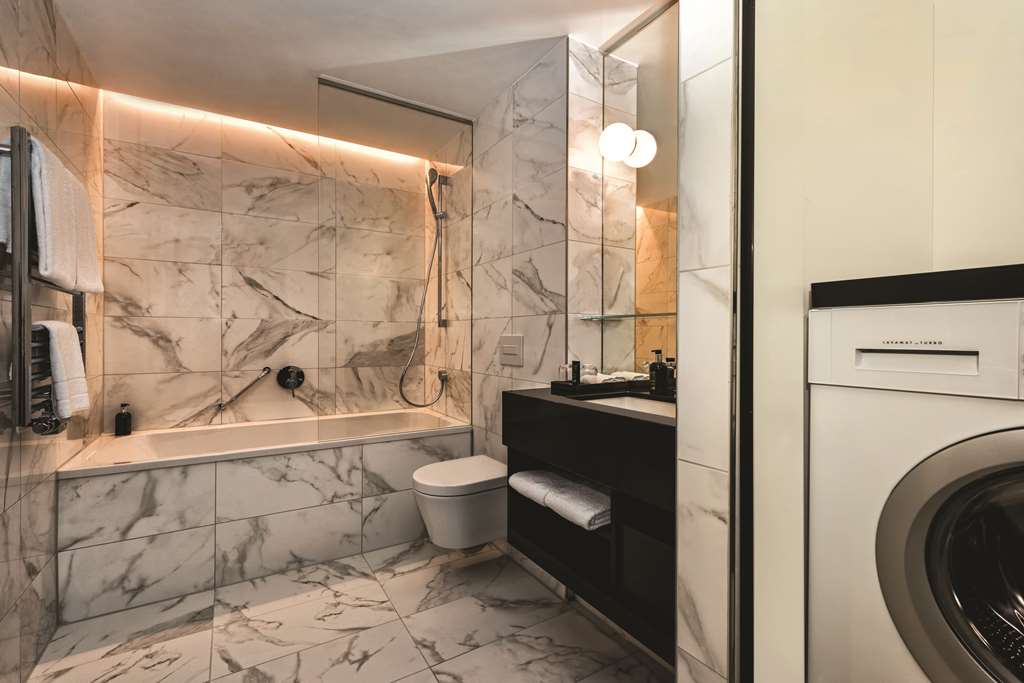 adina apartment hotel frankfurt two bedroom apartment bathroom
