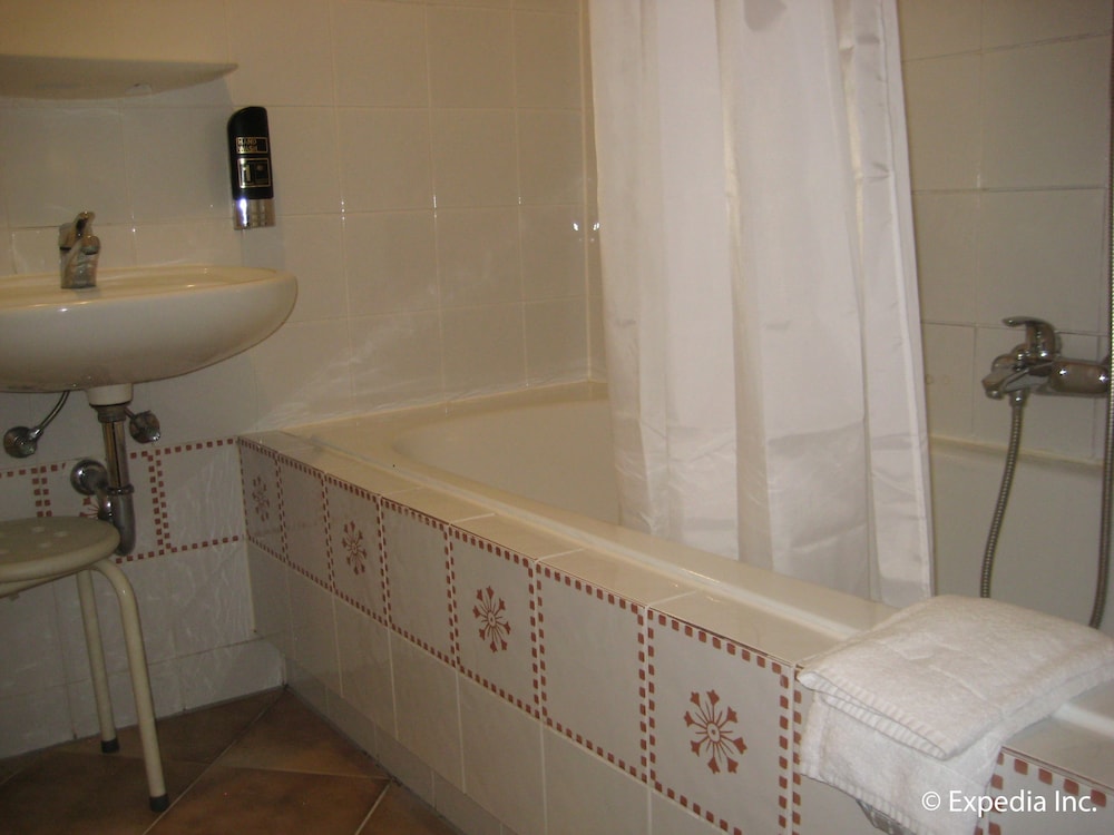Deep soaking bathtub