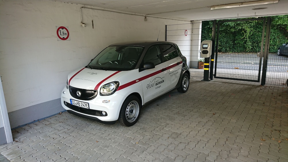 Electric vehicle charging station