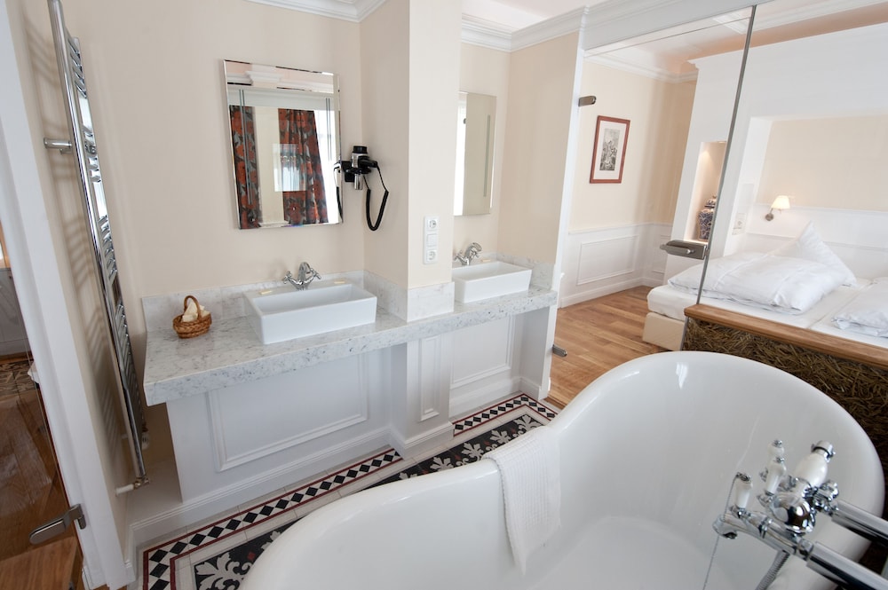 Deep soaking bathtub