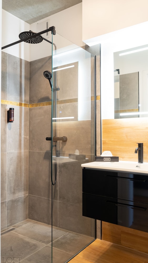 Bathroom shower