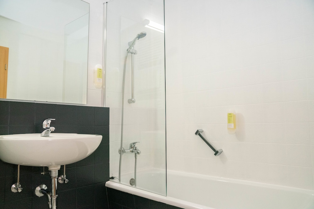 Deep soaking bathtub