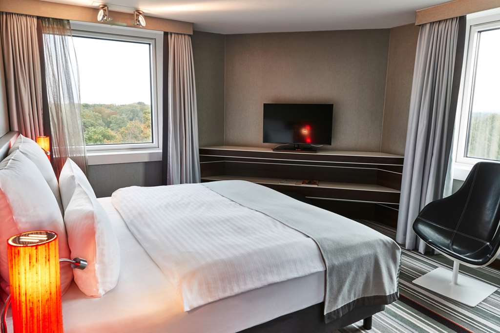 Steigenberger Airport Hotel, Frankfurt, Germany - Executive Suite, bedroom