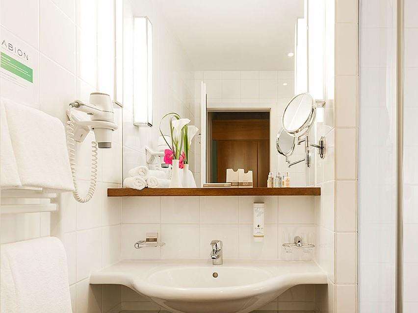 Deluxe Maritim bathroom