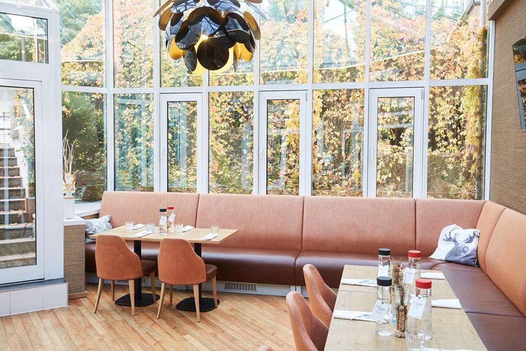 scandic berlin kurfuerstendamm restaurant wintergarden bench