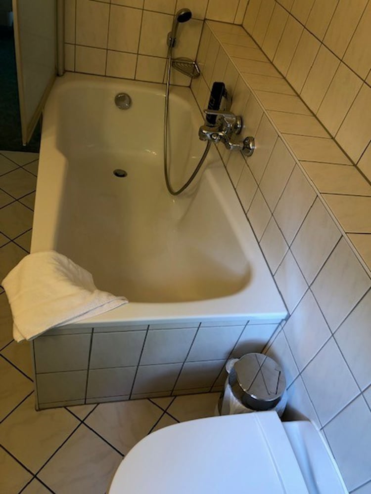 Deep soaking bathtub