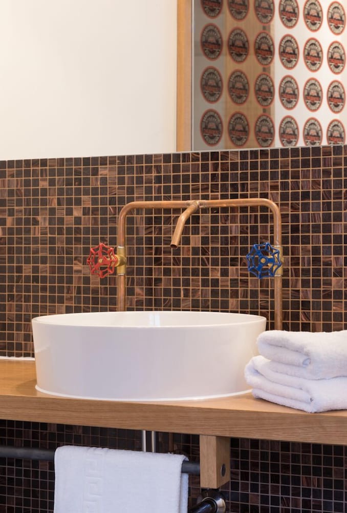Bathroom sink