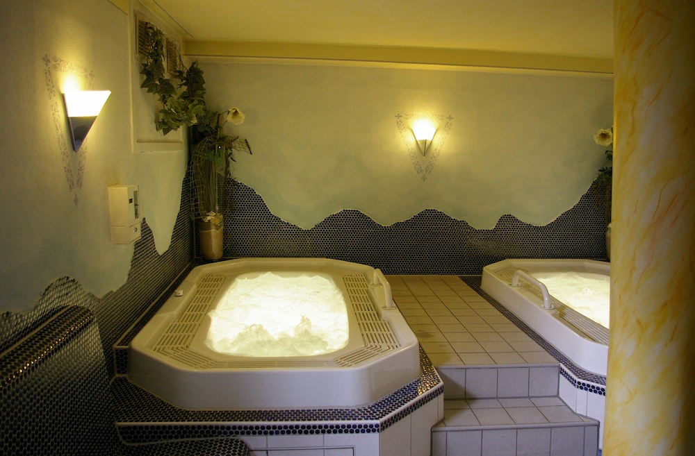 Indoor spa tub