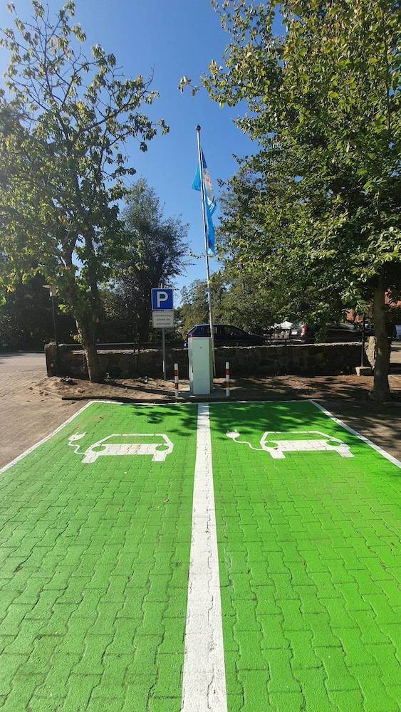 Electric vehicle charging station