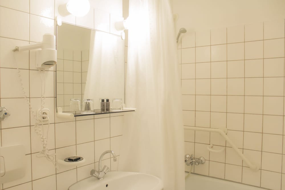 Deep soaking bathtub