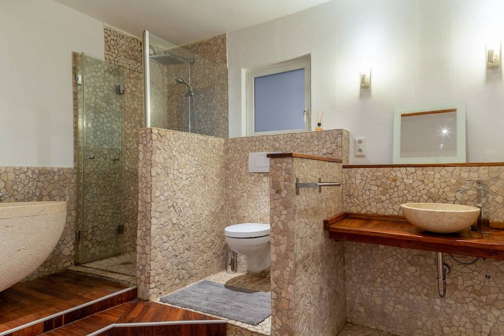 Deep soaking bathtub