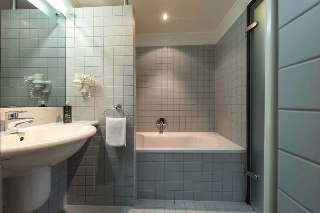 seminaris hotel lueneburg bathroom suite high