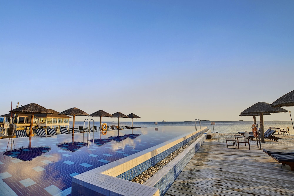 Indoor/outdoor pool