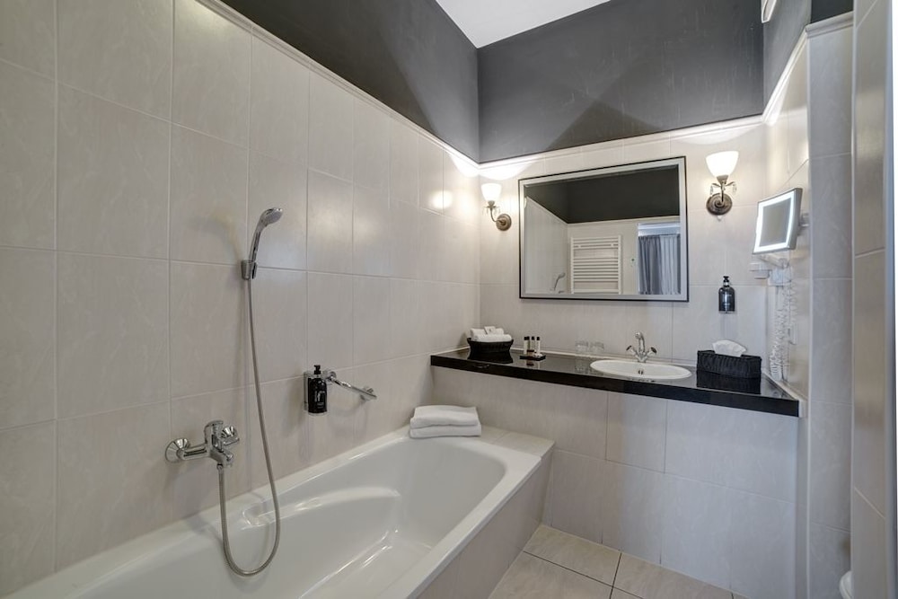 Deep soaking bathtub