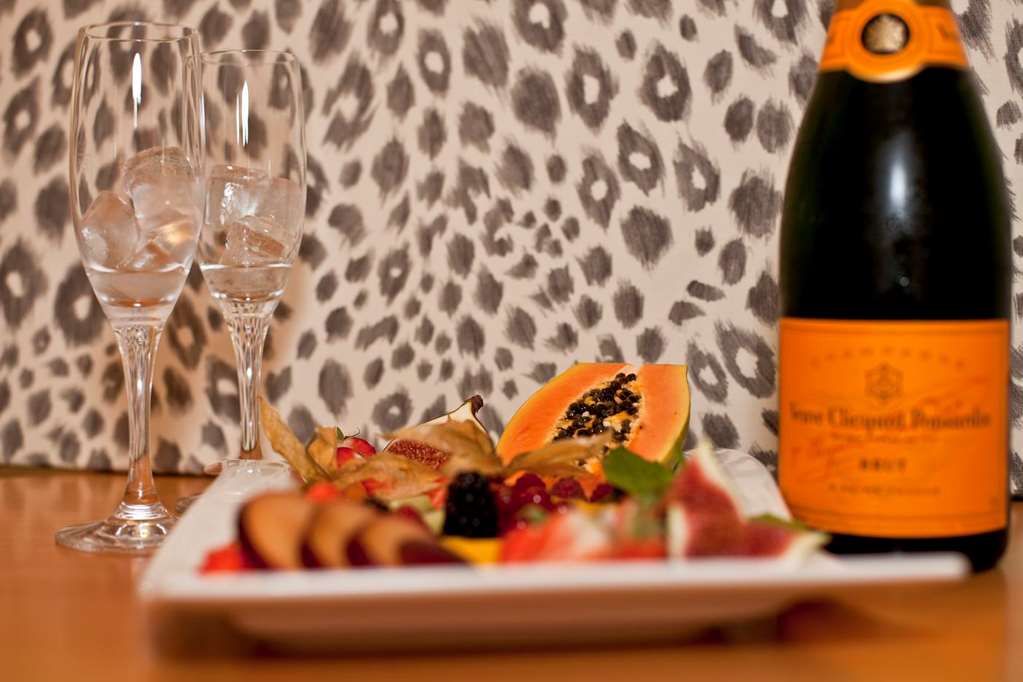 roomservice with champagne and fruits