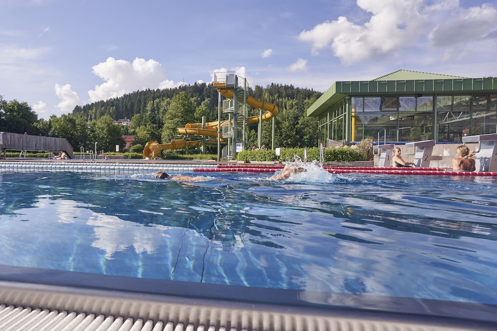 Exercise/lap pool