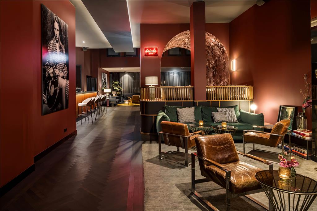 hotel amano dusseldorf lobby tisch