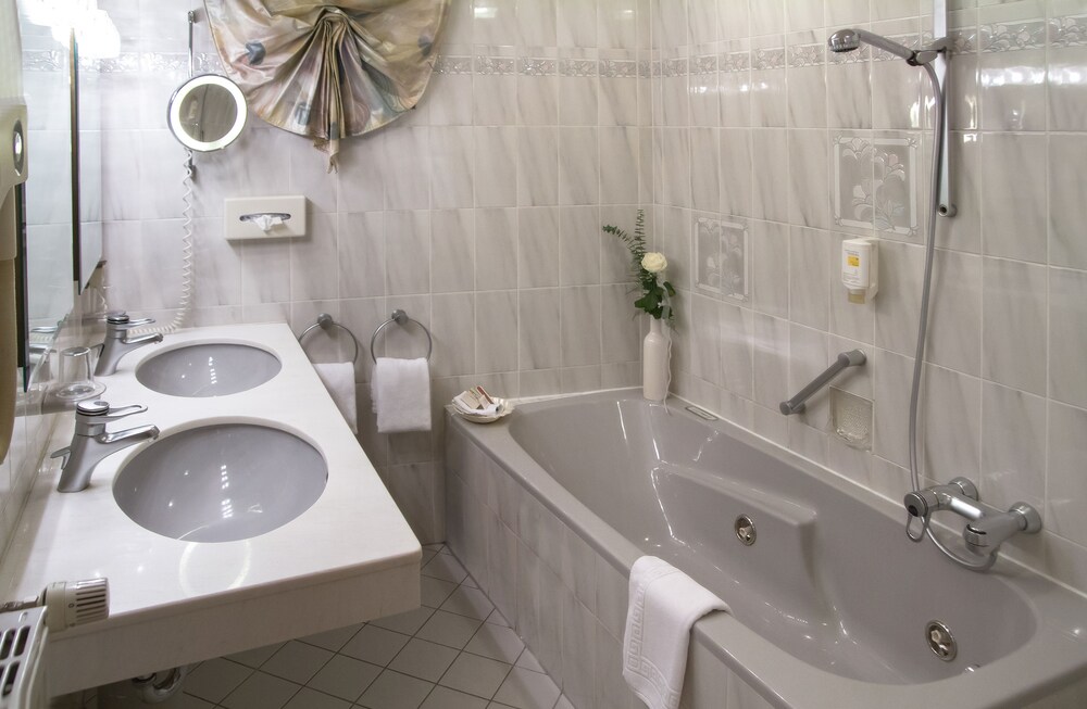 Jetted tub