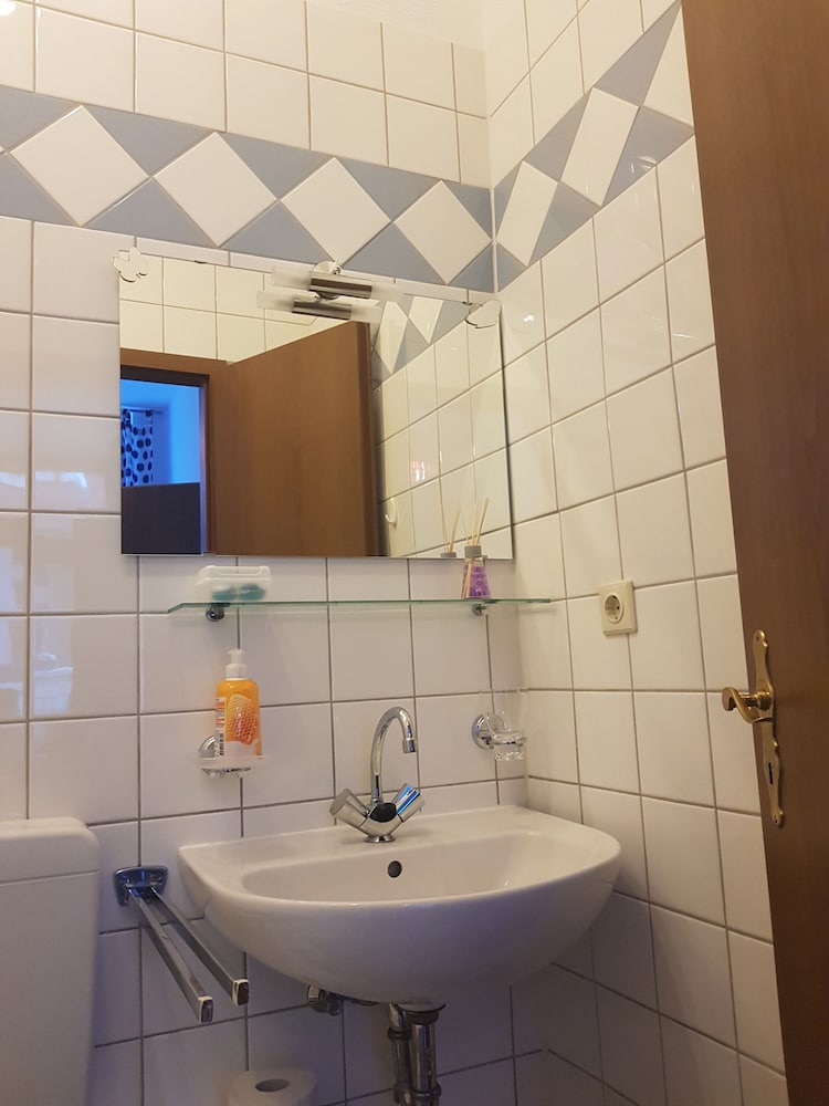Bathroom sink