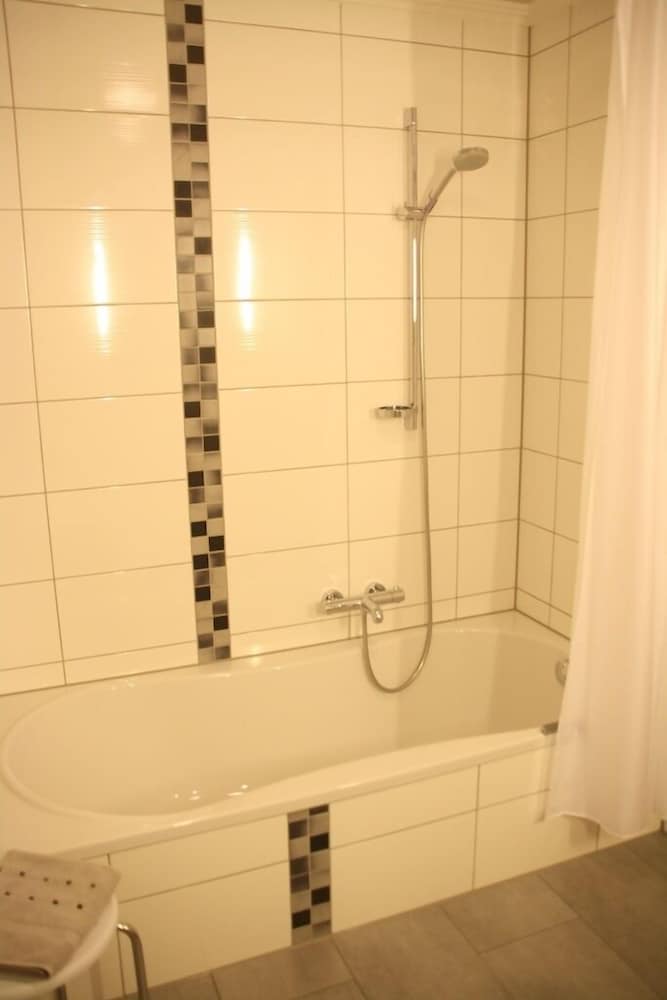 Deep soaking bathtub