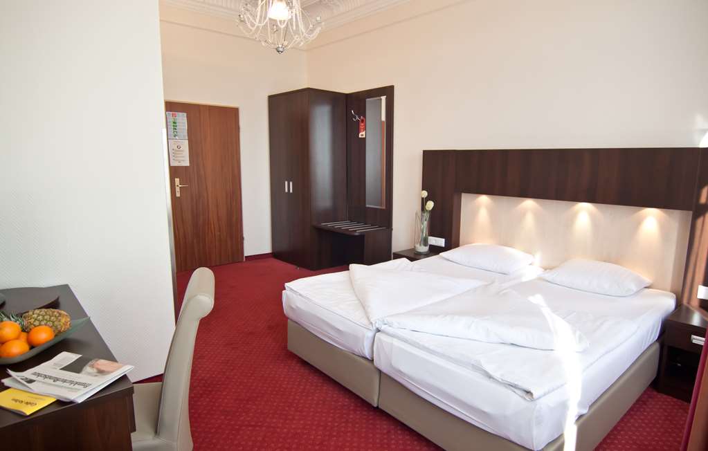 Standard double or twin bed room-Novum Hotel Graf Moltke Hamburg