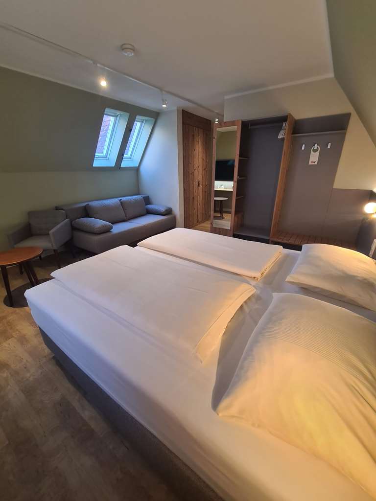 Triple room side house