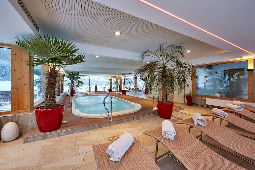 Indoor spa tub
