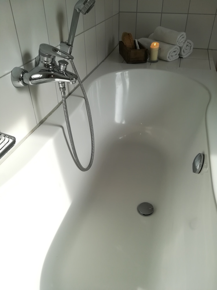 Deep soaking bathtub