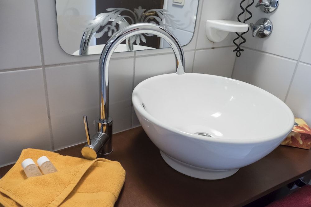 Bathroom sink