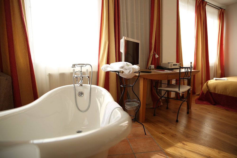 Deep soaking bathtub
