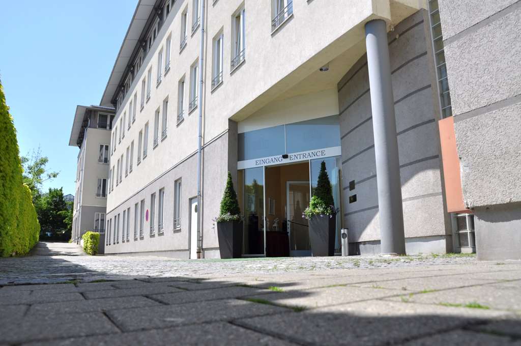 The entrance of the Hansa Apart-Hotel.