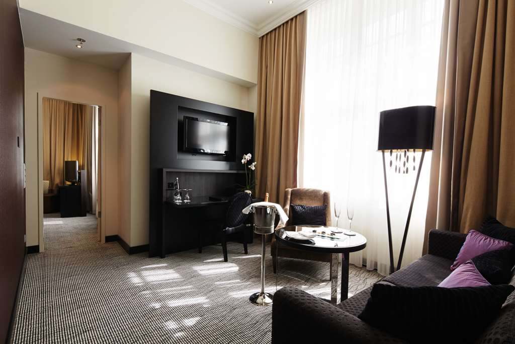 Steigenberger Grandhotel Handelshof, Leipzig, Germany - Suite living area