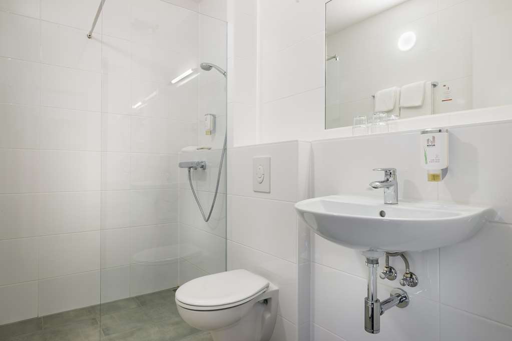 Standard double room Bath Novum Hotel Bruy Stuttgart