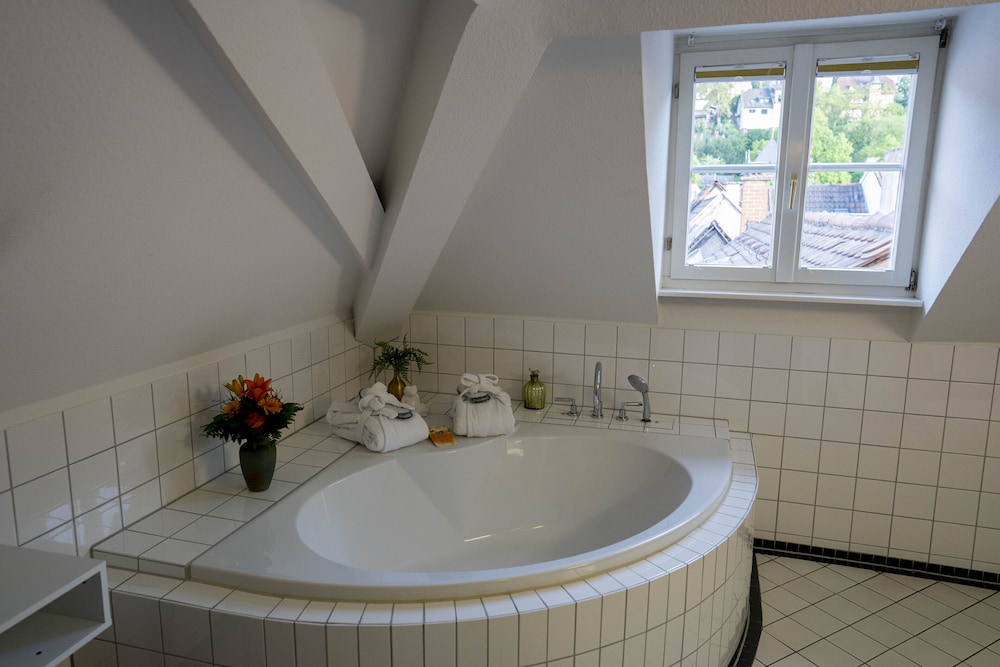 Deep soaking bathtub