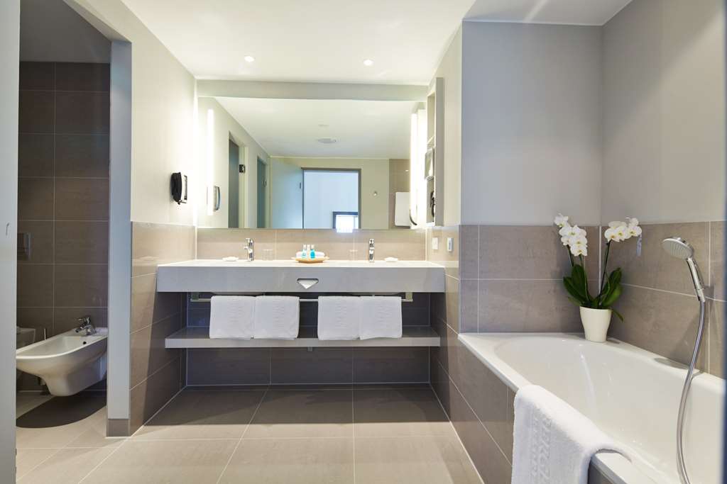 Steigenberger Hotel Am Kanzleramt, Berlin, Germany - Suite Bathroom